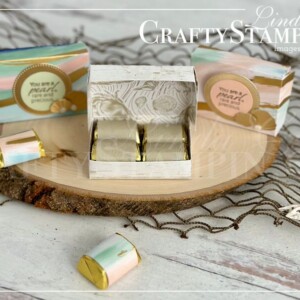 Stampin Scoop By the Bay Suite Episode 153 | Join Stampin’ Up! | Frequently Asked Questions about becoming a Stampin’ Up! Demonstrator | Join the Craft Stampin’ Crew | Stampin Up Demonstrator Linda Cullen | Crafty Stampin’ | Purchase Stampin’ Up! Product | FAQ about Paper Pumpkin | FAQ about Kits Collection By The Bay Suite Collection (English) [160450] | Seaside Bay Bundle (English) [160445] | Seaside Bay Cling Stamp Set (English) [160436] | By The Bay 6" X 6" (15.2 X 15.2 Cm) Specialty Designer Series Paper [160434] | Distressed Gold 12" X 12" (30.5 X 30.5 Cm) Specialty Paper [159237] | Brushed Metallic Cardstock [153524] | Seaside Bay Dies [160444] | Stylish Shapes Dies [159183] | Flat Adhesive-Backed Pearls [160449] |